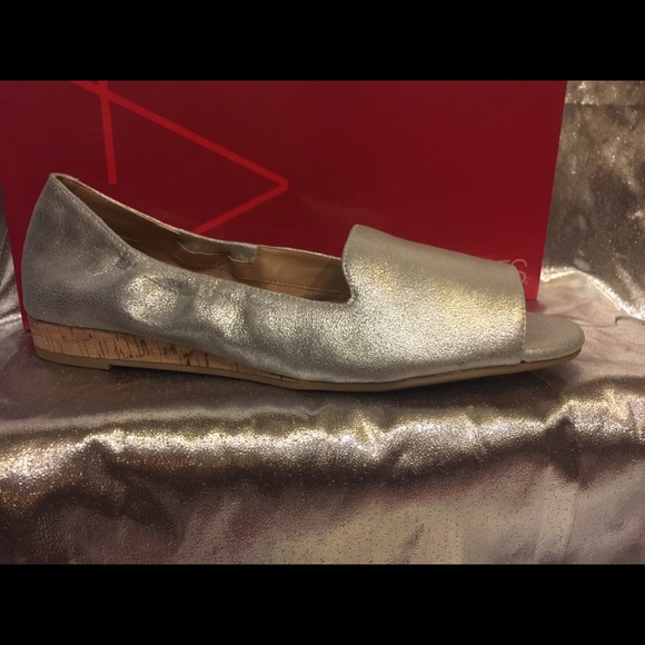 NEW! Aerosoles Tidbit flats in silver leather. - Picture 2 of 6
